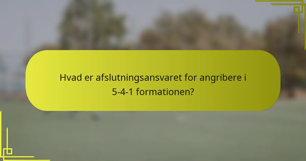 Hvad er afslutningsansvaret for angribere i 5-4-1 formationen?